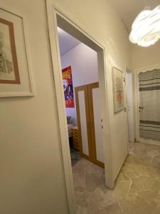 een hal met een deur naar een kamer bij Monolocale Firenze Robbia in Florence