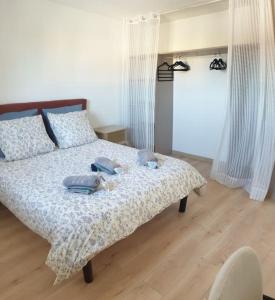 una camera da letto con un letto con cuscini blu di La perle d'honierre ad Argelès-sur-Mer