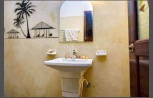 un bagno con lavandino e specchio di Ocean Gate Villa Tangalle a Tangalle Altre 37 foto