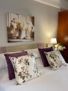 Un dormitorio con una cama con flores. en The Spinney, en Barnstaple