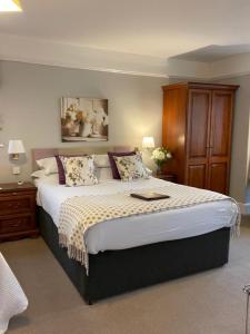 Un dormitorio con una cama grande con flores. en The Spinney, en Barnstaple