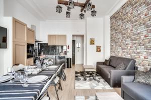 uma cozinha e sala de estar com uma mesa e um sofá em 138 Suite Wizman - Superbe Appartement à Paris em Paris