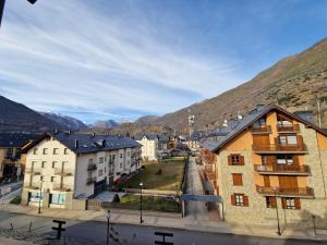 a city with buildings and mountains in the background at Dúplex familiar i amb vistes al centre d’Esterri by RURAL D'ÀNEU in Esterri d'Àneu
