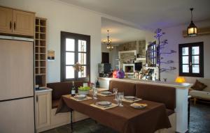 uma cozinha e sala de estar com uma mesa e um balcão em My Way Kavos Villa em Agia Marina