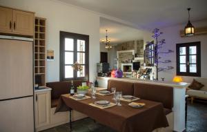 Köök või kööginurk majutusasutuses My Way Kavos Villa