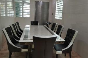 einen Konferenzraum mit einem Tisch und Stühlen in der Unterkunft Semi-detached House, Semenyih, Malaysia in Semenyih