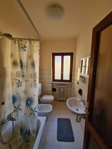 a bathroom with two sinks and a toilet and a shower at La Dolce Vita, appartamento al centro di Biella in Biella