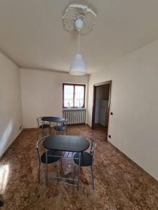 a room with three tables and chairs and a ceiling at La Dolce Vita, appartamento al centro di Biella in Biella