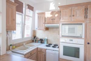 Kuchnia lub aneks kuchenny w obiekcie Cosy and very nice flat with open view on a parc