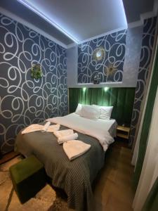 Dea Apartments في باتومي: غرفة نوم بسريرين وسقف ازرق