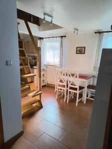uma cozinha e sala de jantar com mesa e cadeiras em Bogdanówka em Supraśl