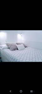 ベニドルムにあるCoblanca-Benidorm beachのベッドルーム1室(白いシーツと枕のベッド1台付)