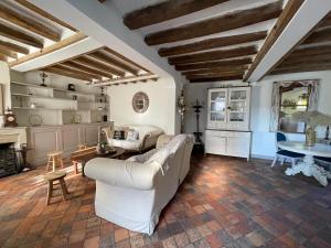 a living room with a white couch and a table at MAISON L in Tour-en-Sologne