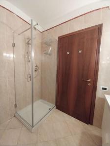 una doccia con porta in vetro in bagno di Vicky House riviera del Brenta a Vigonza
