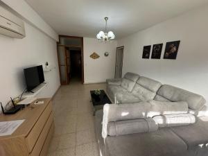 A television and/or entertainment centre at Habitación Individual con terraza