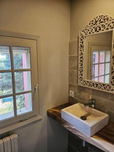 O baie la Chambres d'hôtes Le Montagné +26 fotografii