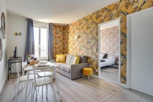 a living room with a couch and a table at 808 Chic Suite - Superb Apartment in Bagnolet