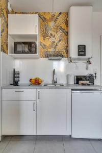 cocina blanca con fregadero y microondas en 808 Chic Suite - Superb Apartment, en Bagnolet
