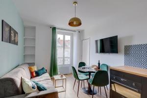ein Wohnzimmer mit einem Sofa und einem Tisch in der Unterkunft 870 Suite Trefle - Superb apartment in Montreuil