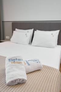 - 2 serviettes blanches sur un lit dans une chambre dans l'établissement Elephant Suites, à Thessalonique