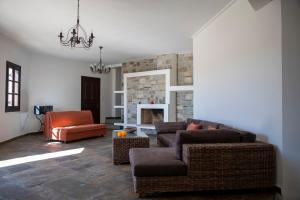 uma sala de estar com dois sofás e uma lareira em My Way Kavos Villa em Agia Marina