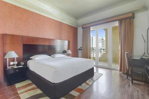 Postel nebo postele na pokoji v ubytování Al Khoory Hotel Apartments Al Barsha