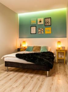 1 dormitorio con 1 cama, 2 lámparas y 2 mesas en Home & Travel, en Łódź