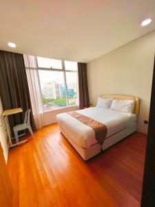 ein Hotelzimmer mit einem Bett und einem großen Fenster in der Unterkunft Vortex klcc in Kuala Lumpur