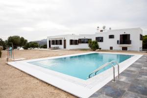 uma grande piscina em frente a uma casa em My Way Kavos Villa em Agia Marina