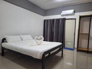 a bedroom with a bed with a heart on it at The Joke Mansion เดอะโจ๊ก แมนชั่น สุขุมวิท 23 มาบตาพุด ระยอง in Ban Map Ta Put