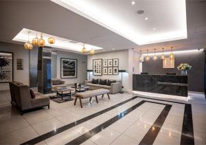 un soggiorno con divano e camino di The Catalyst Apartment Hotel by NEWMARK a Johannesburg