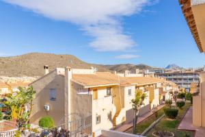 una vista da un balcone di edifici in città di Sol y Sombra a El Campello
