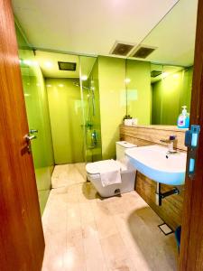 e bagno con servizi igienici, lavandino e doccia. di Vortex klcc a Kuala Lumpur