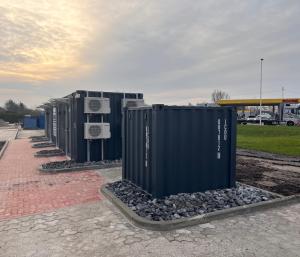 une rangée de conteneurs est alignée sur une route dans l'établissement Roatel Emden A31 my-roatel-com, à Emden