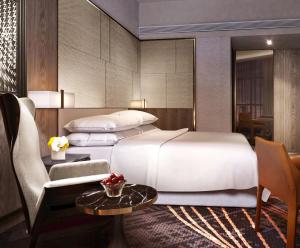 Postel nebo postele na pokoji v ubytování Sheraton Kuching Hotel