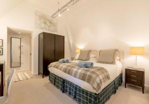 1 dormitorio con 1 cama con 2 toallas azules en The Albany Lane Residence en Edimburgo