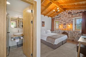 ein Schlafzimmer und ein Badezimmer mit einem Bett und einem Waschbecken in der Unterkunft ZEYT INN HOTEL in Datca