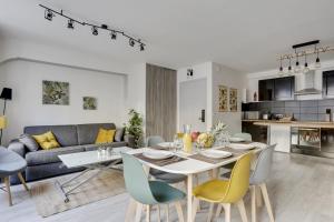 un soggiorno e una cucina con tavolo e sedie di 215 Suite Esprit Nature - Superb apartment a Parigi
