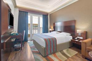 Postel nebo postele na pokoji v ubytování Al Khoory Hotel Apartments Al Barsha