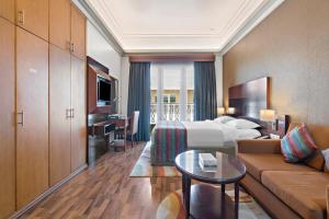 TV a/nebo společenská místnost v ubytování Al Khoory Hotel Apartments Al Barsha