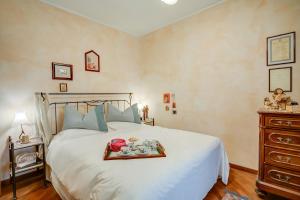 um quarto com uma cama com uma bandeja de comida em Viviana Apartment - Happy Rentals em  Monvalle 