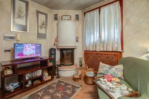 uma sala de estar com um sofá e uma televisão em Viviana Apartment - Happy Rentals em  Monvalle 