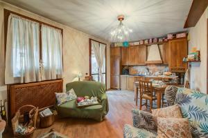 uma sala de estar com um sofá e uma mesa em Viviana Apartment - Happy Rentals em  Monvalle 
