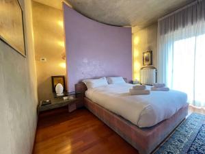 uma cama grande num quarto com uma janela grande em Incantevole Villa con Giardino em Florença