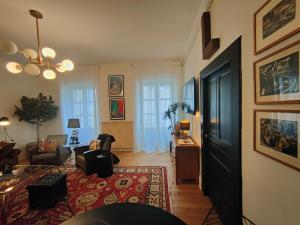 ein Wohnzimmer mit einem Sofa und einem Tisch in der Unterkunft Le Coeur de Cahor! 2 bedroom luxury rental 85m2. in Cahors
