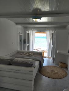 1 dormitorio con 1 cama y vistas al océano en Zacharias Seaside Studio Kimolos, en Kimolos