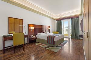Postel nebo postele na pokoji v ubytování Al Khoory Hotel Apartments Al Barsha