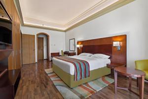 Postel nebo postele na pokoji v ubytování Al Khoory Hotel Apartments Al Barsha