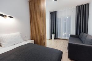 מיטה או מיטות בחדר ב-Apartment Petrovdom in Bliska Wola Tower