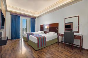 Postel nebo postele na pokoji v ubytování Al Khoory Hotel Apartments Al Barsha